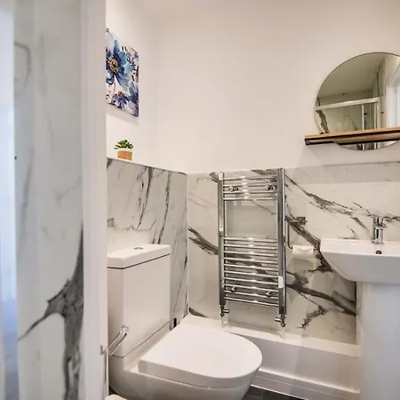 2 - The Crescent Nyaraló York